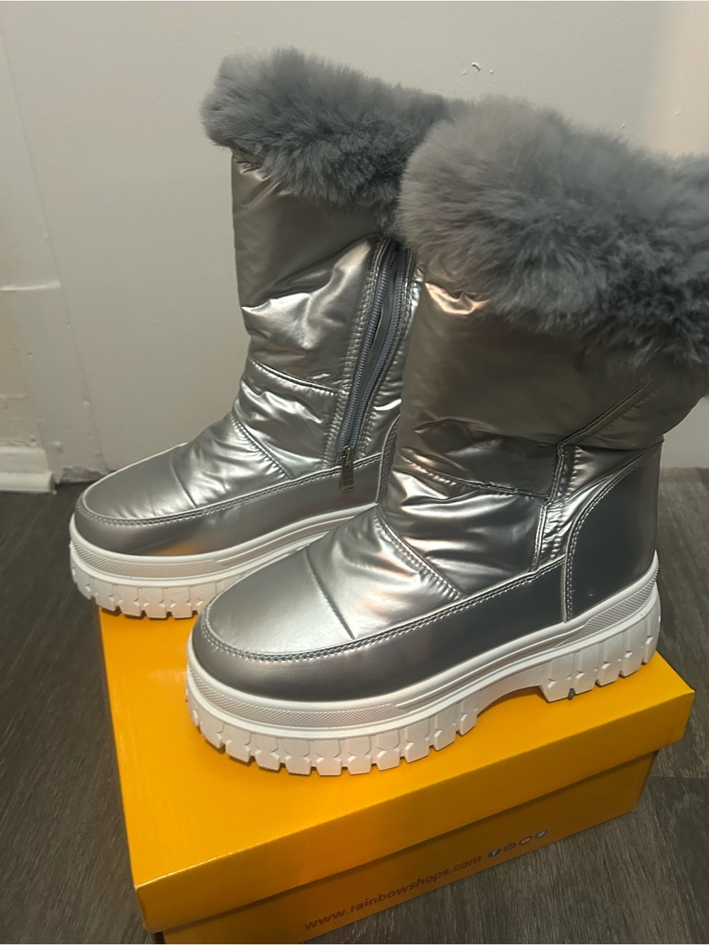 Rouge! Women's Silver Faux-Fur Lined Winter Boots Size 7 GREAT condition